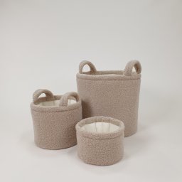 TOLO Sp. z o.o. - Trzy beżowe, pluszowe kosze z uchwytami, różnej wielkości, na białym tle. Widoczne przeszycia i kremowe wnętrze.