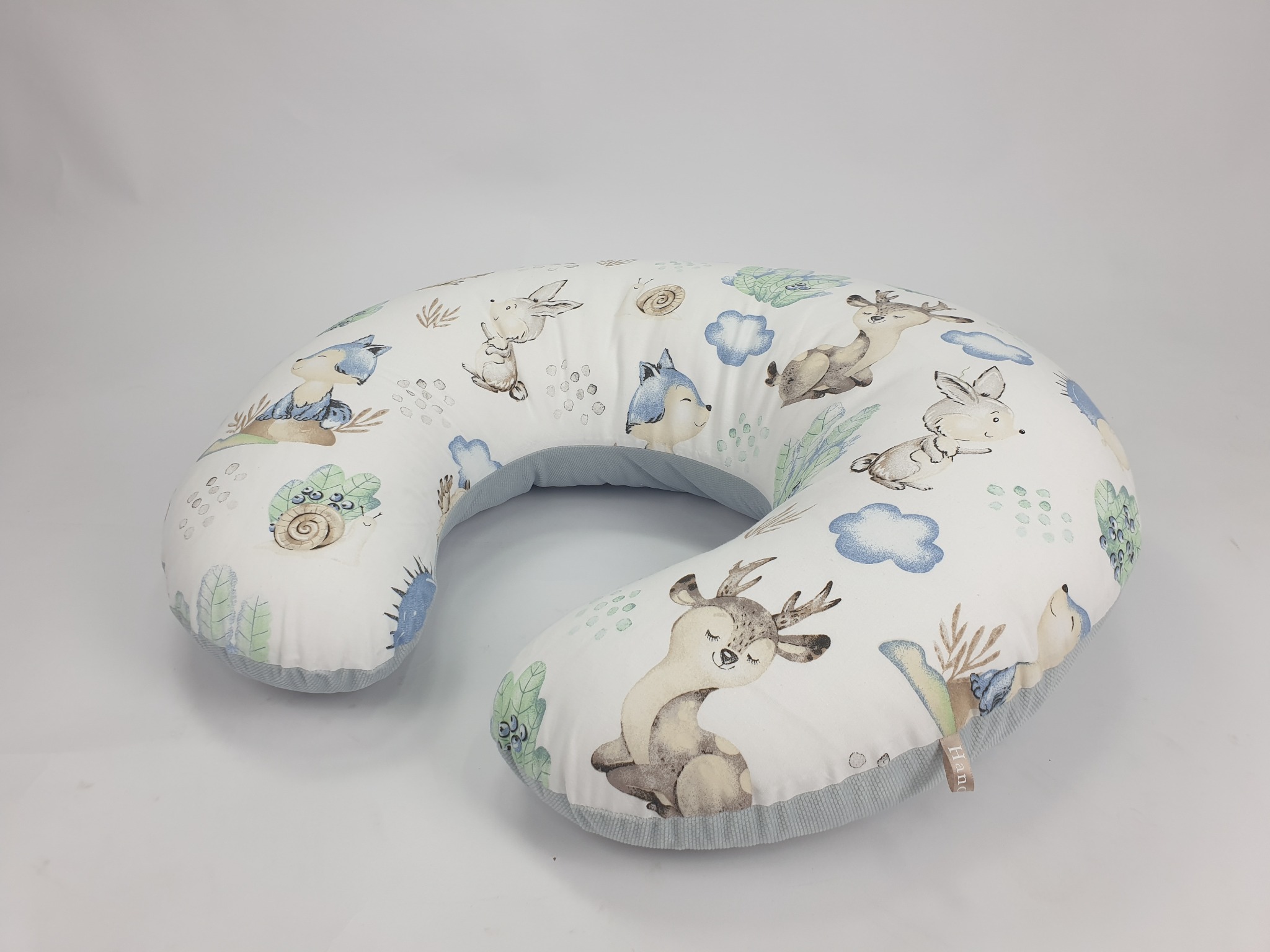 Poduszka rogal do karmienia z motywem leśnych zwierząt na białym tle. Szare wykończenie. Idealna dla mamy i dziecka.
