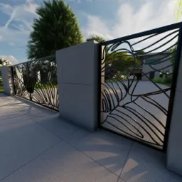 Nowoczesna brama wjazdowa z metaloplastyki o motywie liści, osadzona w betonowych słupkach, z widokiem na dom i ogród w tle.