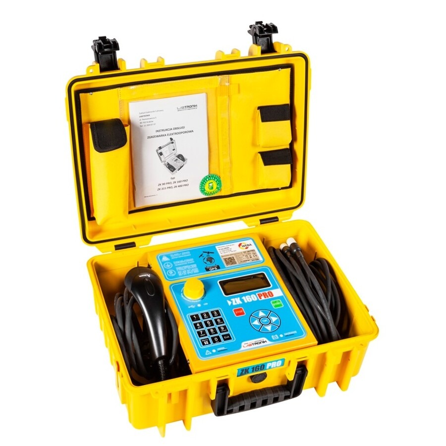 Otwarty żółty kufer transportowy z miernikiem instalacji elektrycznych Lestroń ZK 160 PRO, czarną sondą pomiarową, przewodami i instrukcją obsługi wewnątrz.