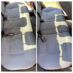 Porównanie tylnej kanapy samochodowej przed i po czyszczeniu, widoczne plamy zniknęły, a tapicerka odzyskała jednolity szary kolor.