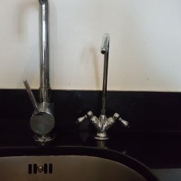 Wylewka zamontowana w marmurowym blacie.