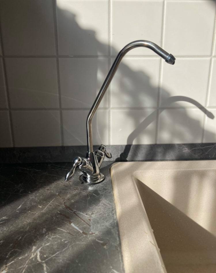 Zamontowanie wylewki bezpośrednio na balcie drewnianym, ze względu na brak miejsca w zlewie.