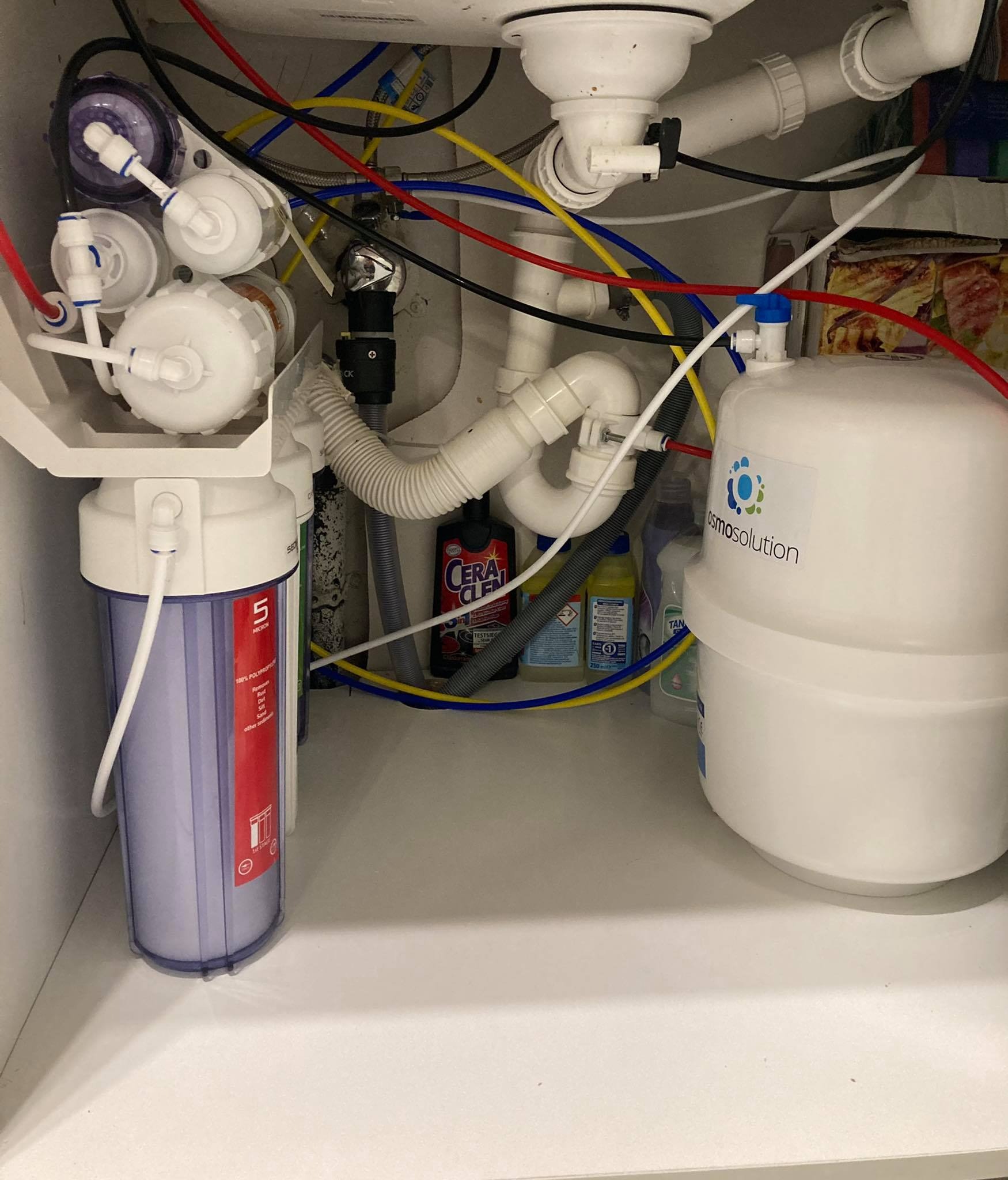 System 7 fitrów zamontowany bezpośrednio pod zlewem.