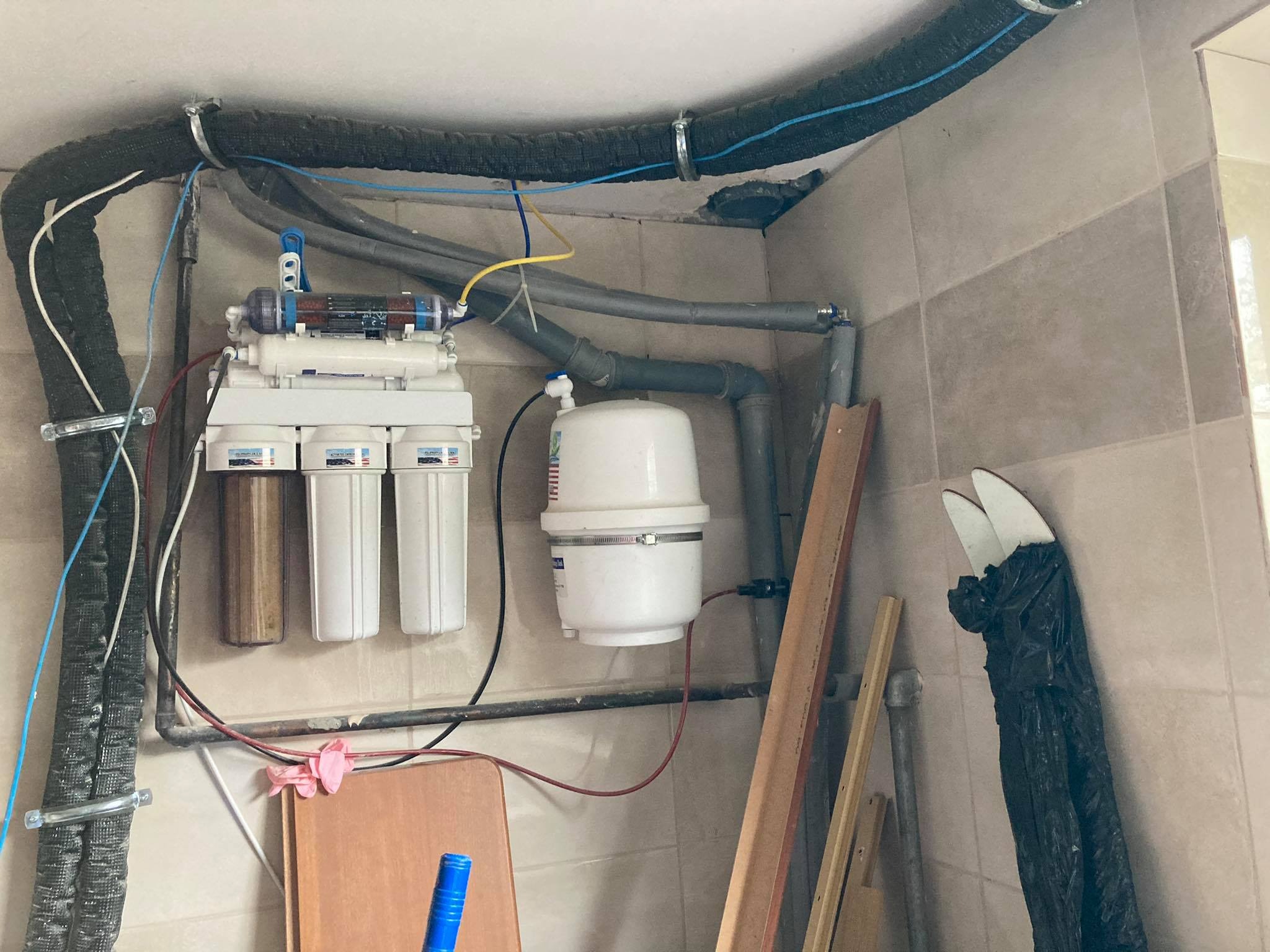 System odwróconej osmozy zamontowany pod kuchnia w piwnicy.