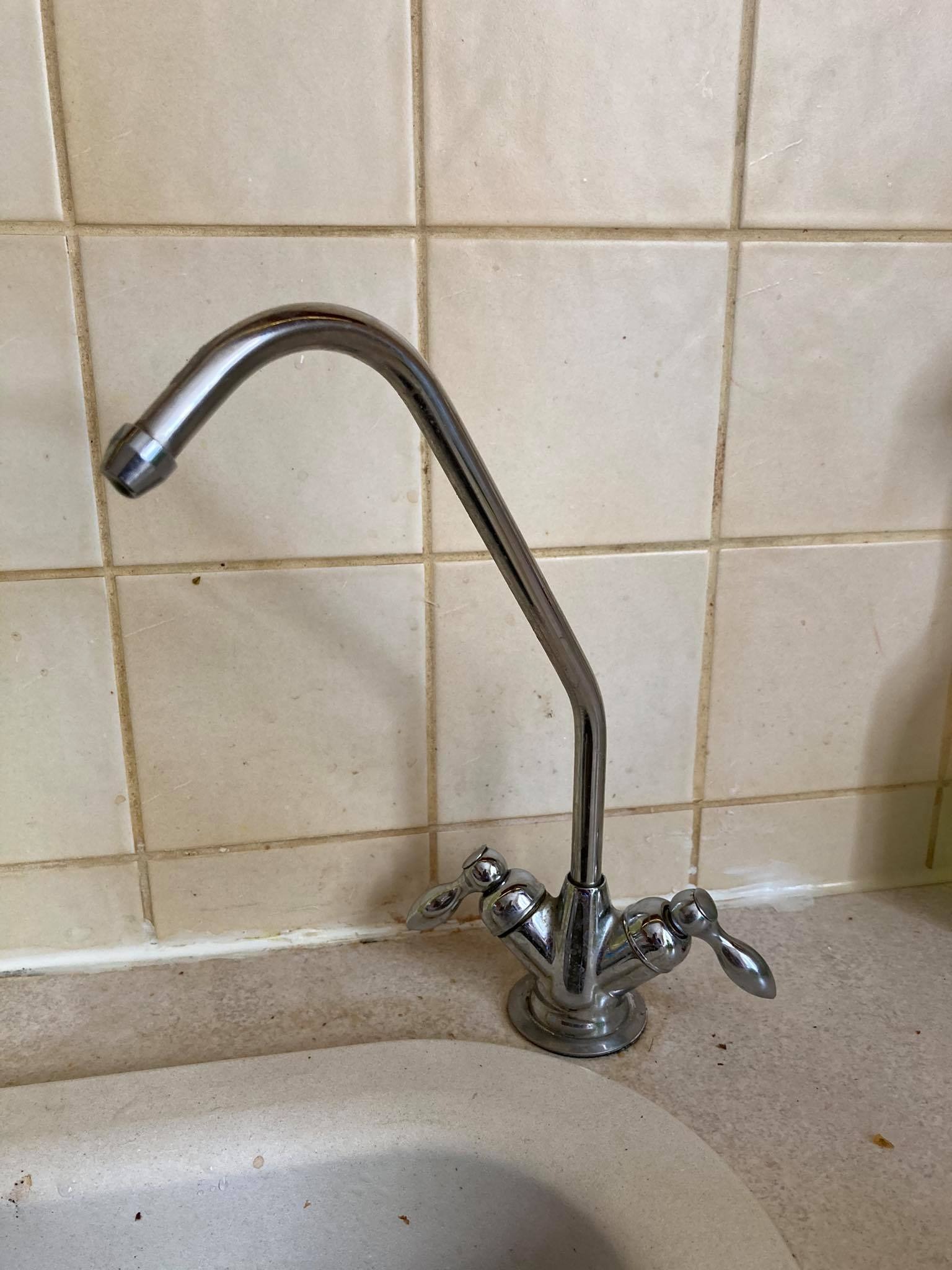 Wylewka bezpośrednio na blacie.