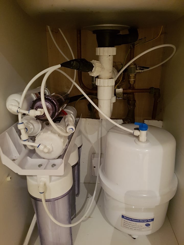 System 7 filtrów odwróconej osmozy montowany pod zlewem jednokomorowym.