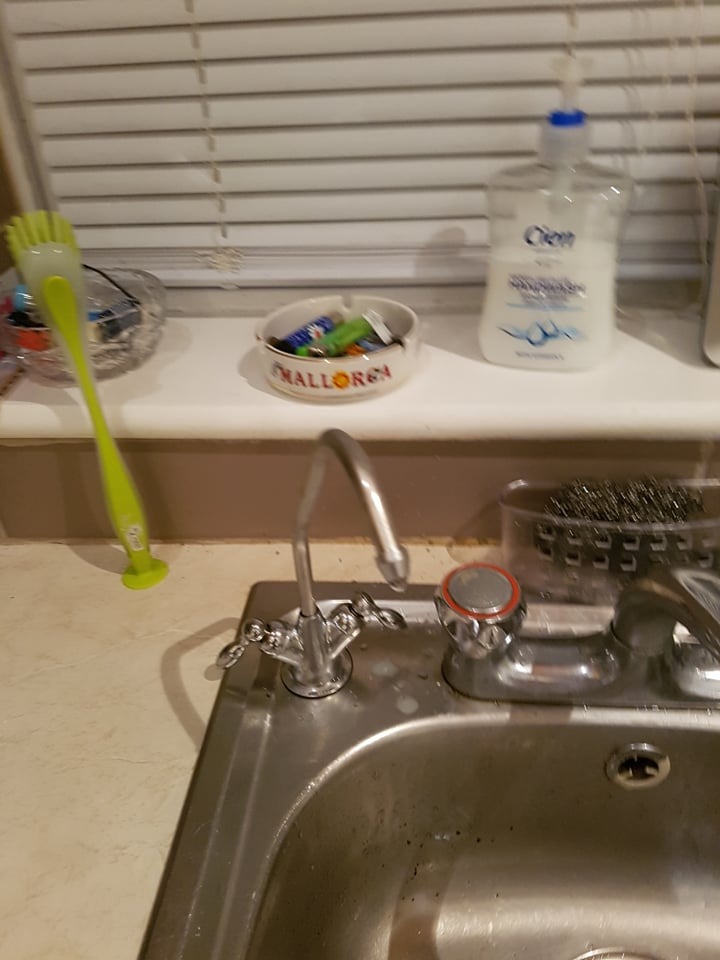 Wylewka montowana bezpośrednio w zlewie metalowym.