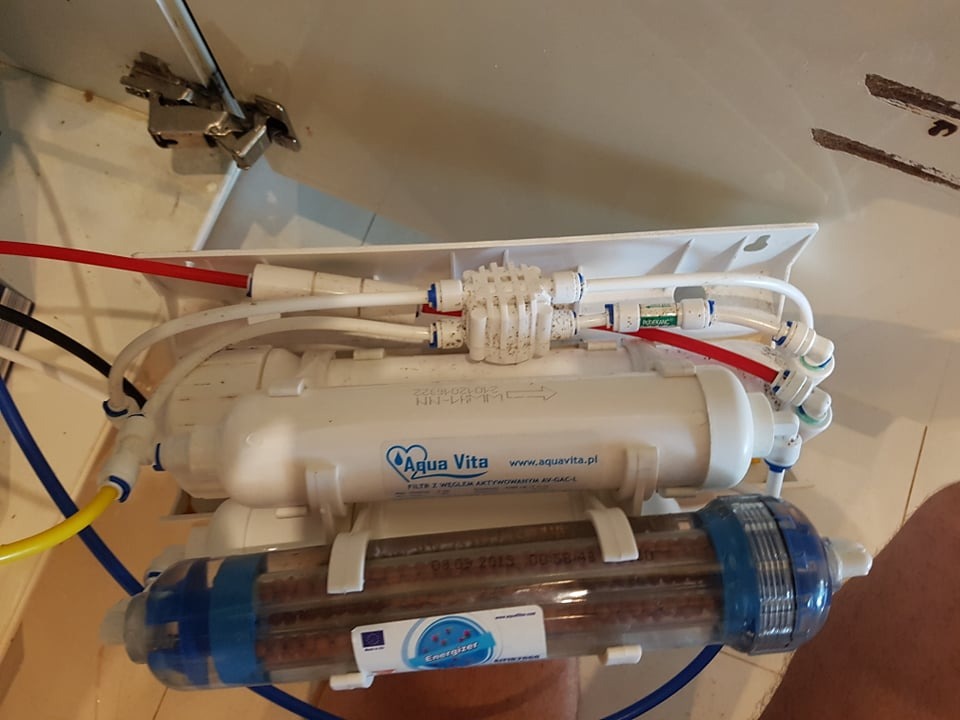 Montaż systemu odwróconej osmozy pod zlewem.