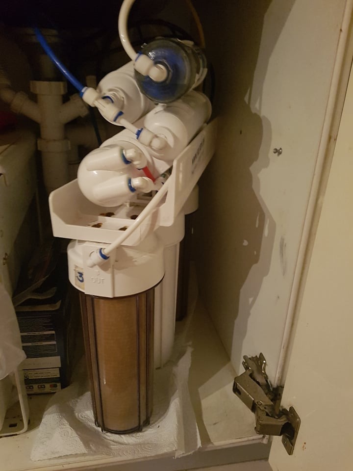 System 7 filtrów odwróconej osmozy zamontowany pod zlewem.