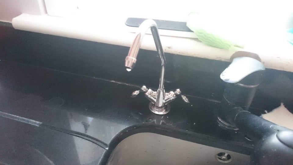 Zamontowanie wylewki w blacie granitowym.