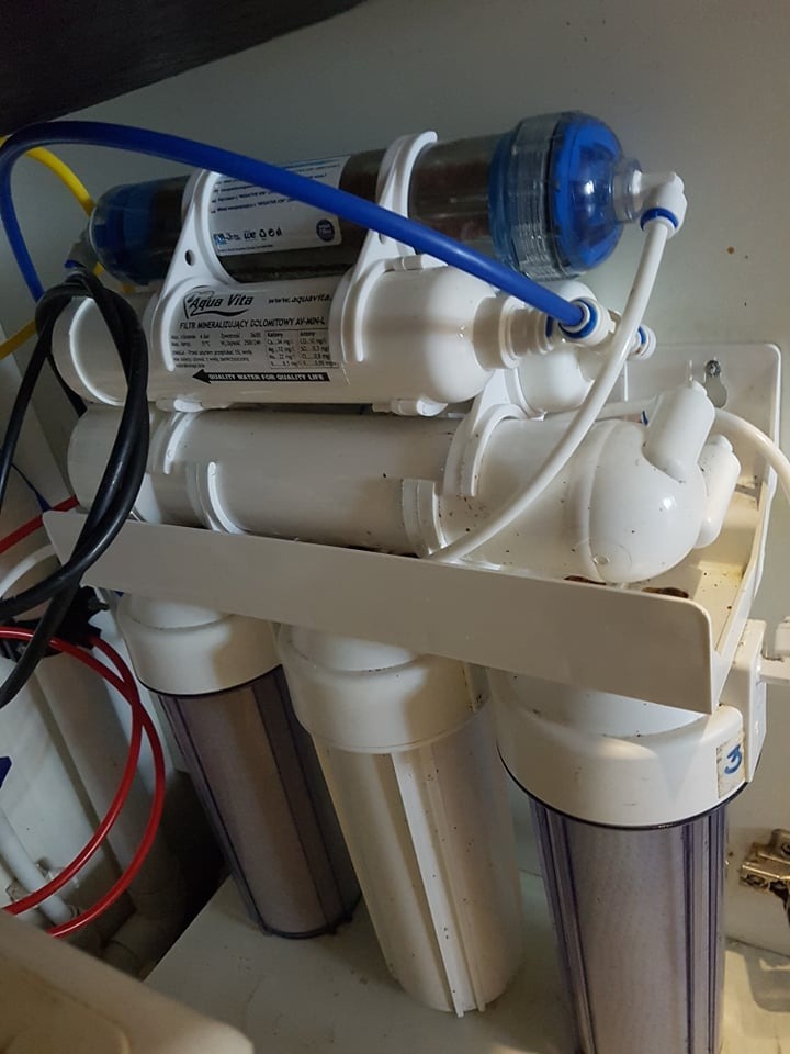 System odwróconej osmozy zamontwoany bezpośrednio pod zlewem.