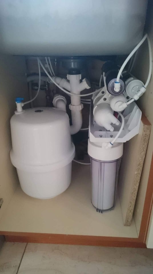 Tank i system fitrów zamontowane bezpośrednio pod zlewem.