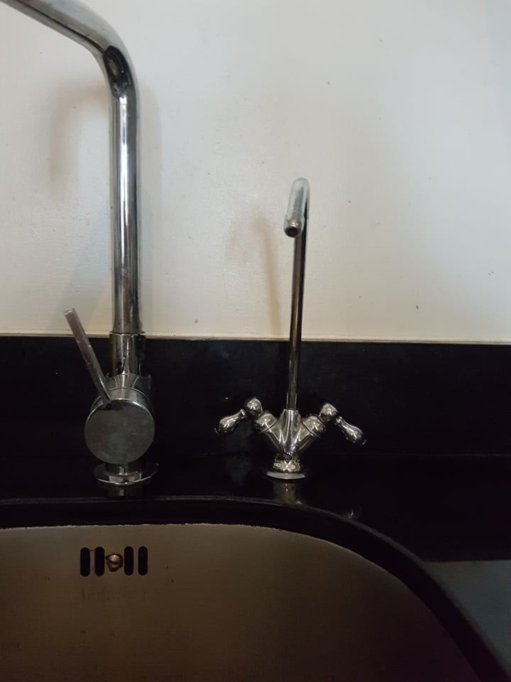 Wylewka zamontowana w marmurowym blacie.