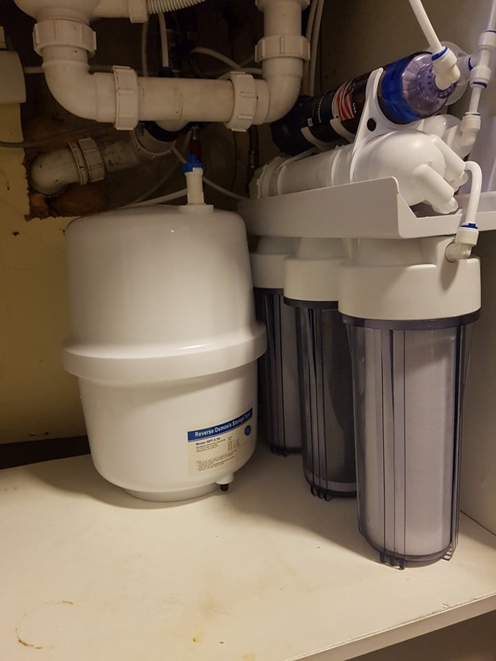 System odwróconej osmozy zamontowany pod zlewem.