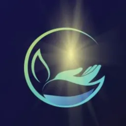 Graficzna reprezentacja dłoni podtrzymującej liść w okręgu, z subtelnym gradientem od zieleni do błękitu, na ciemnym tle z promienistym efektem świetlnym.