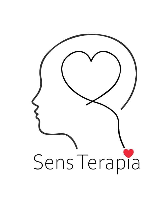 Minimalistyczne logo przedstawiające profil głowy z sercem wewnątrz, połączonym linią z małym czerwonym sercem na zewnątrz, podpisane 'Sens Terapia'.