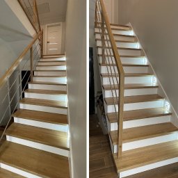 I WOOD DESIGN - Drewniane schody z białymi podstopnicami, oświetleniem LED na ścianie i metalową balustradą, widok z dwóch perspektyw.