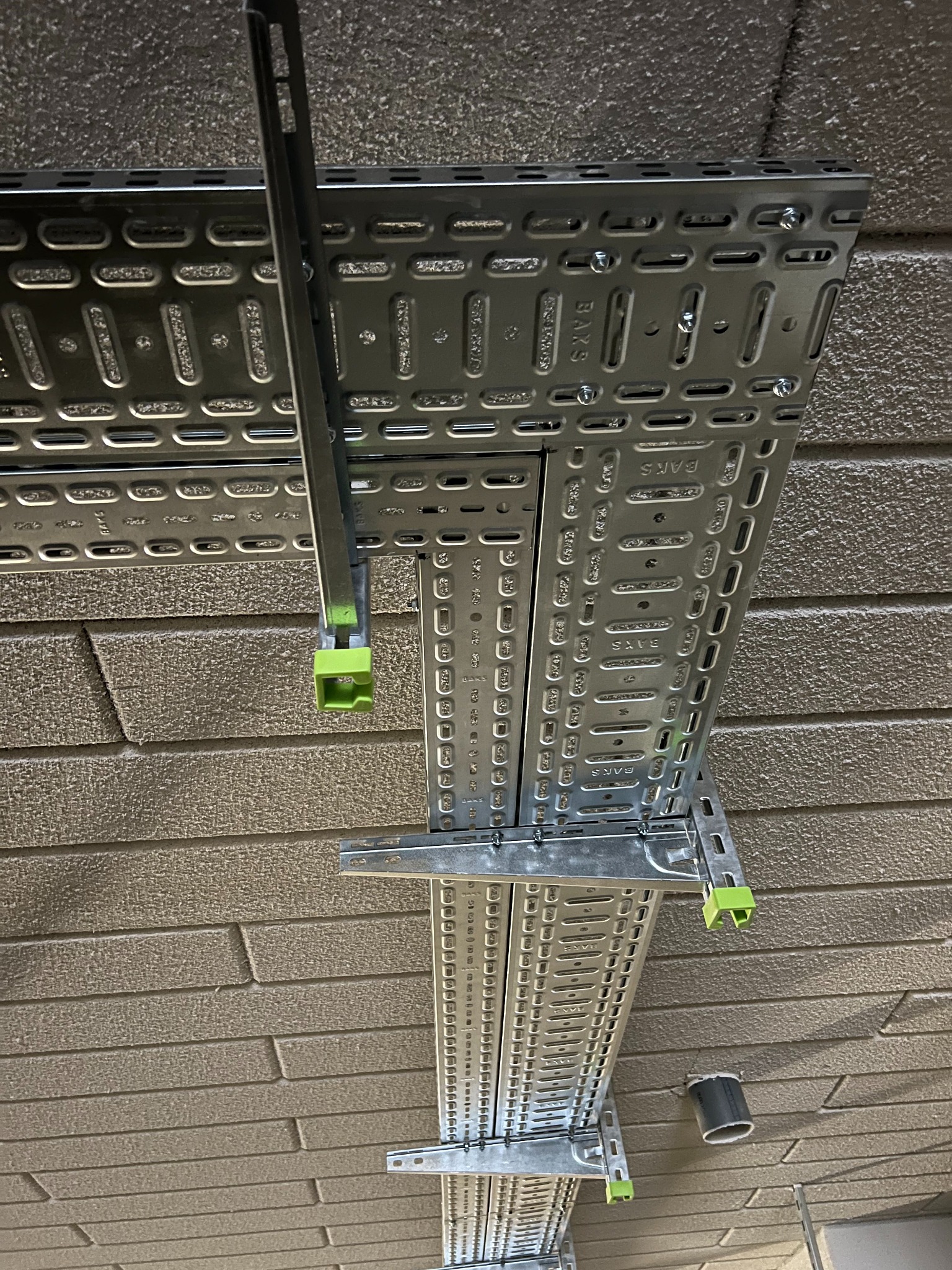 montaż koryt kablowych