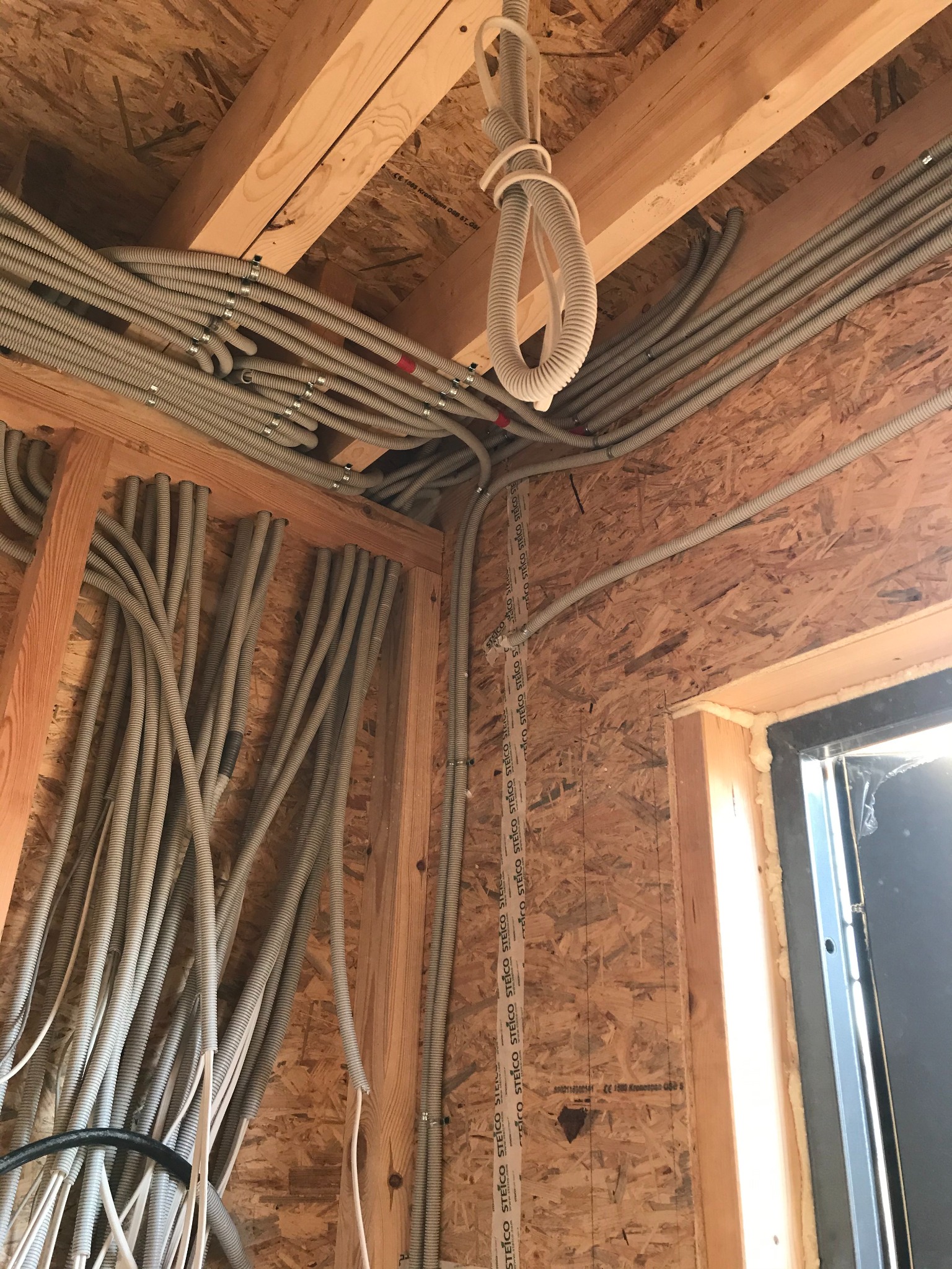 wykonujemy również instalację w domkach szkieletowych.