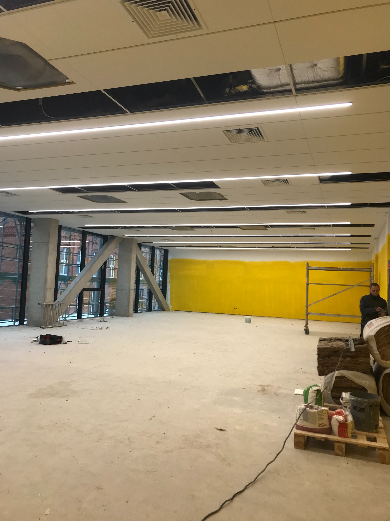 montaż oświetlenia ledowego na siłowni szkolnej.