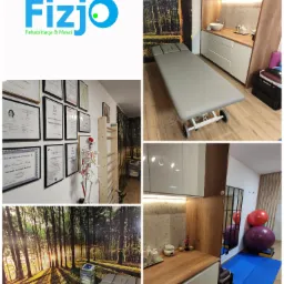 Wnętrze gabinetu z leżanką, szafkami, piłkami do ćwiczeń i ścianą z certyfikatami oraz logo firmy w lewym górnym rogu.