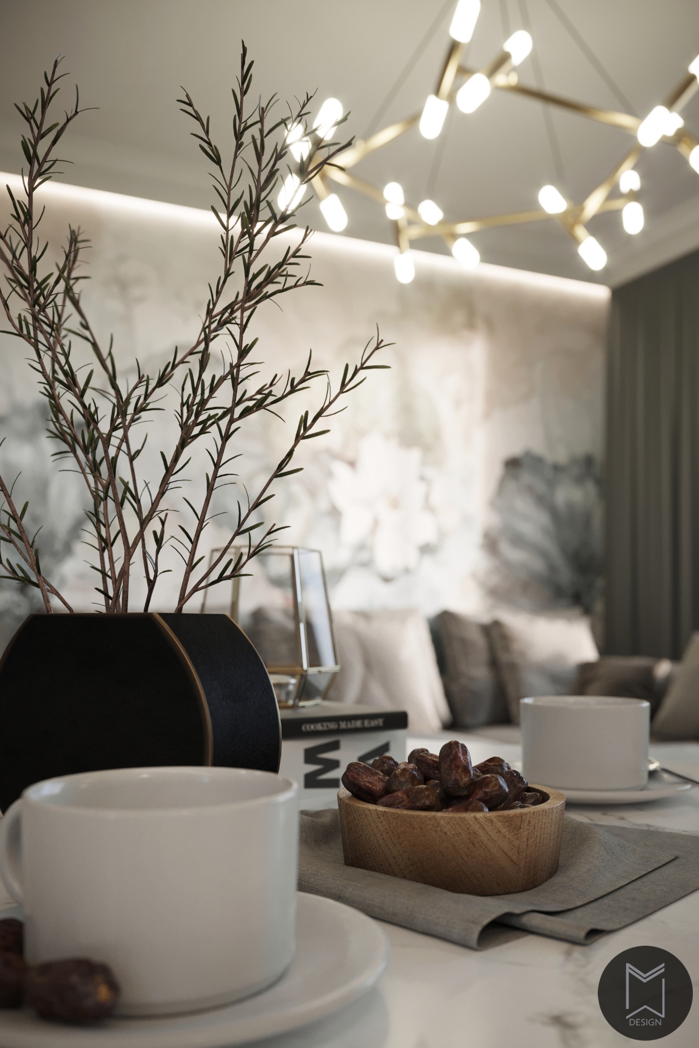 Stylowa aranżacja stołu w salonie z czarnym wazonem z gałązkami, drewnianą miseczką z daktylami i białymi filiżankami na tle marmurowego blatu, abstrakcyjnej tapety i designerskiej lampy sufitowej.