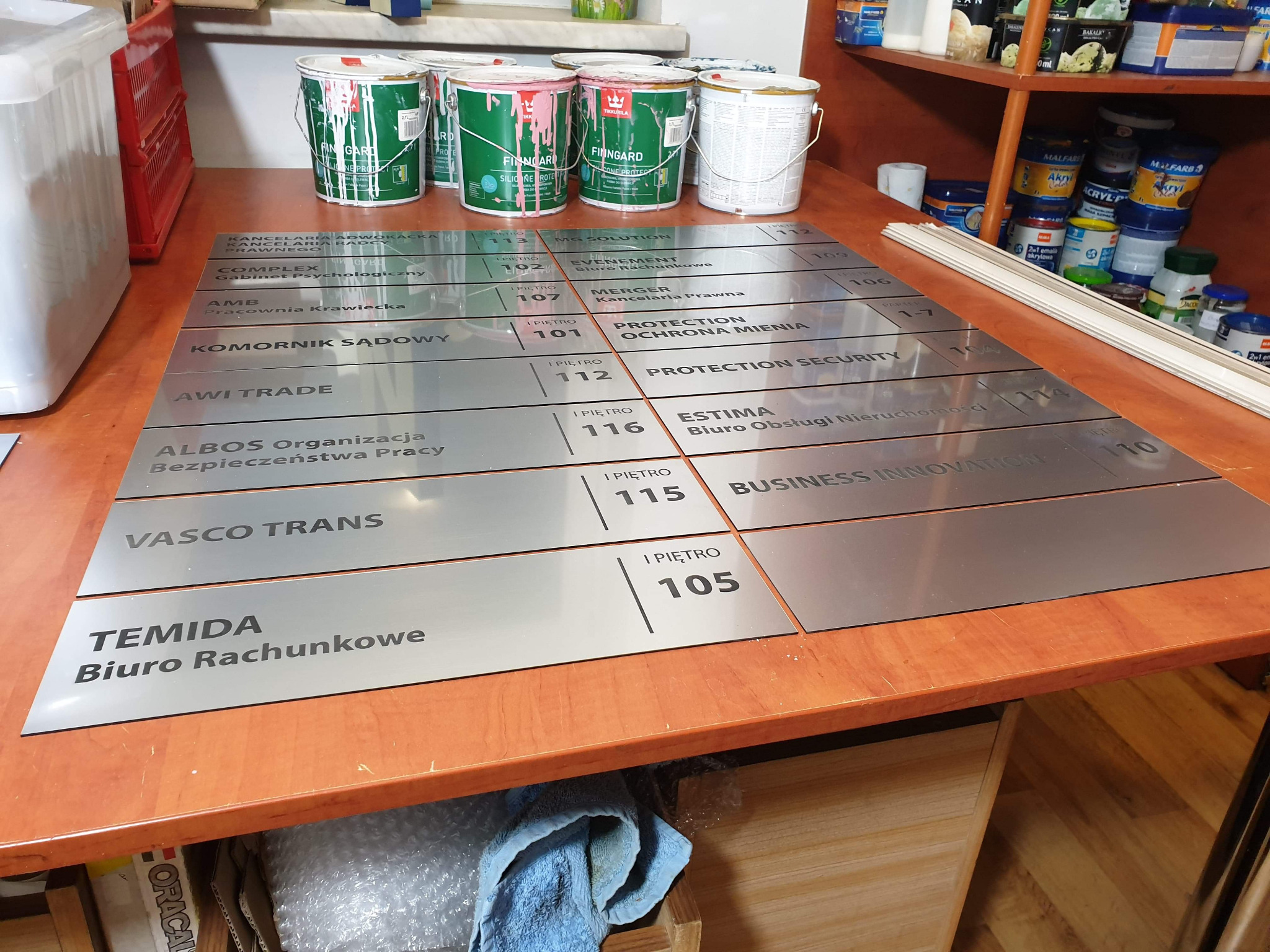 tabliczki grawerowane z laminatu grawerskiego
