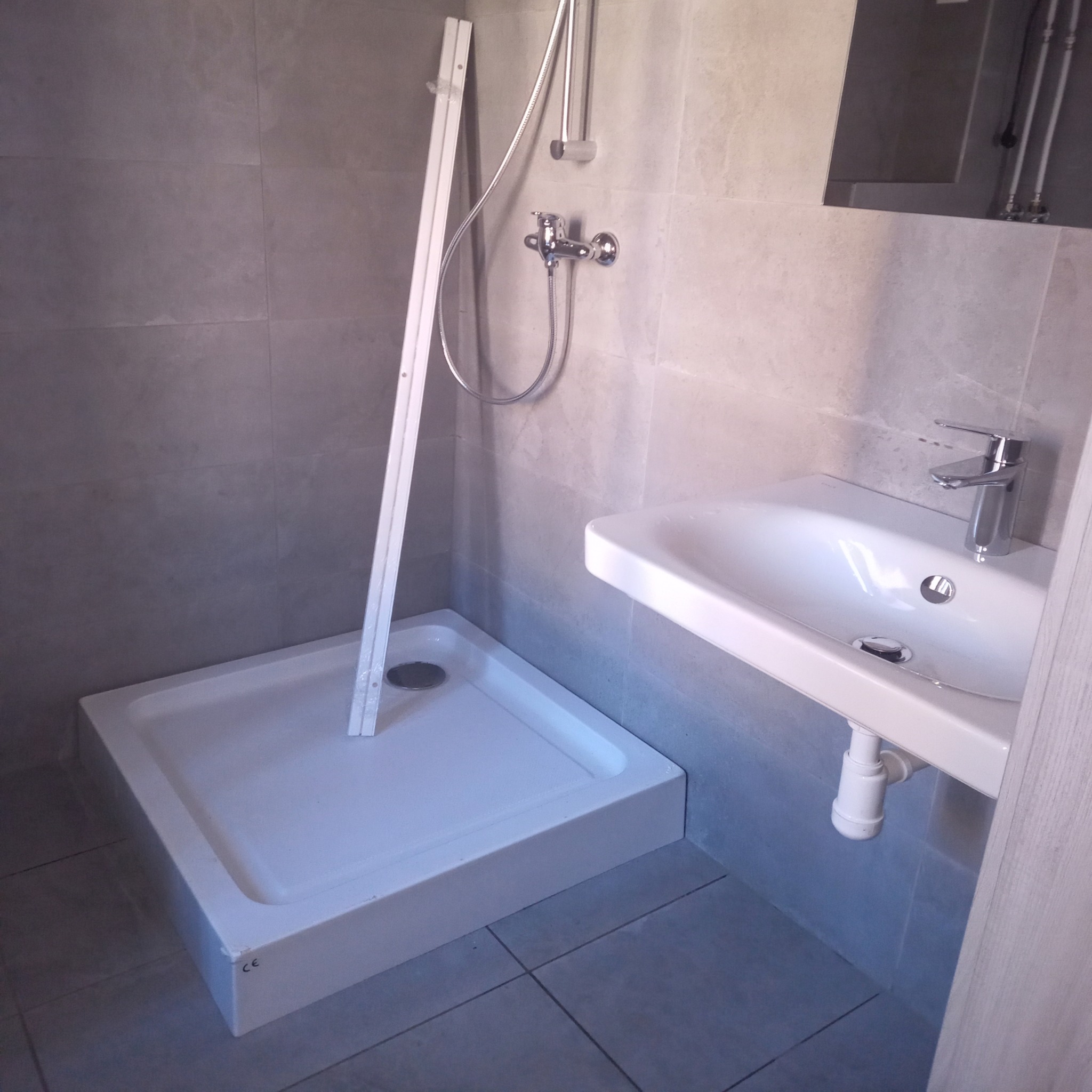 Płytki ceramiczne z zabudową oraz wykończenia wnętrz. Pełna hydraulika wraz z białym montażem