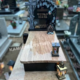 Kamieniarstwo Robert Didyk - Granitowy pomnik z czarną tablicą, ozdobiony motywem drzewa i krzyża, z inskrypcją i zdjęciem zmarłego, oświetlony lampionami na cmentarzu.