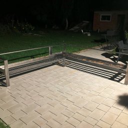 Duży narożnik ogrodowy w trakcie prac