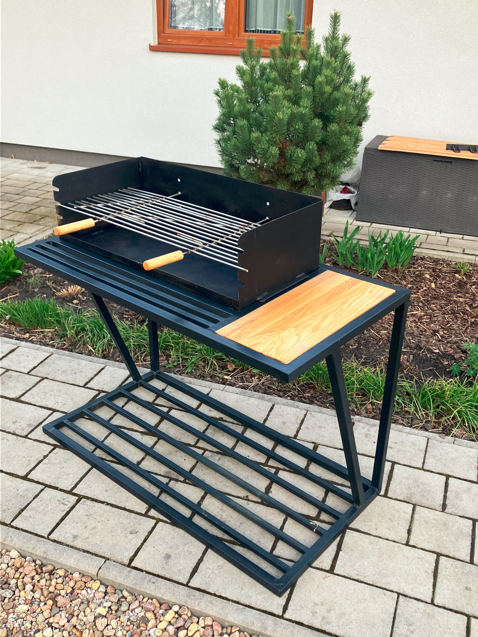 duży grill ogrodowy