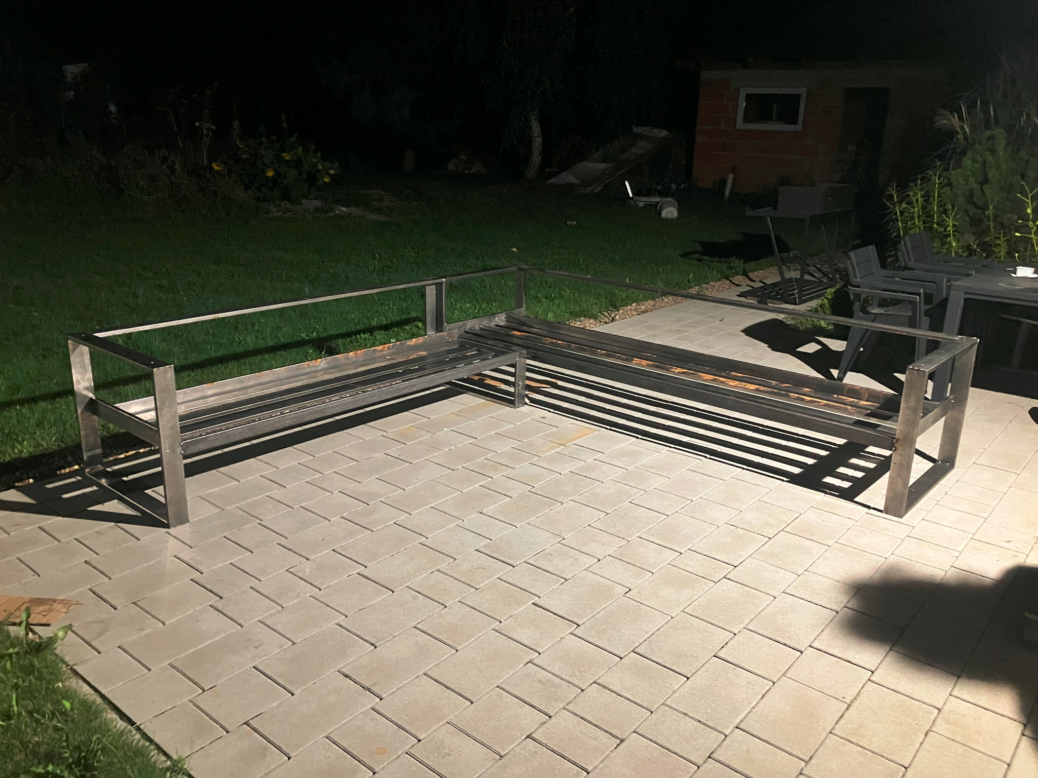 Duży narożnik ogrodowy w trakcie prac