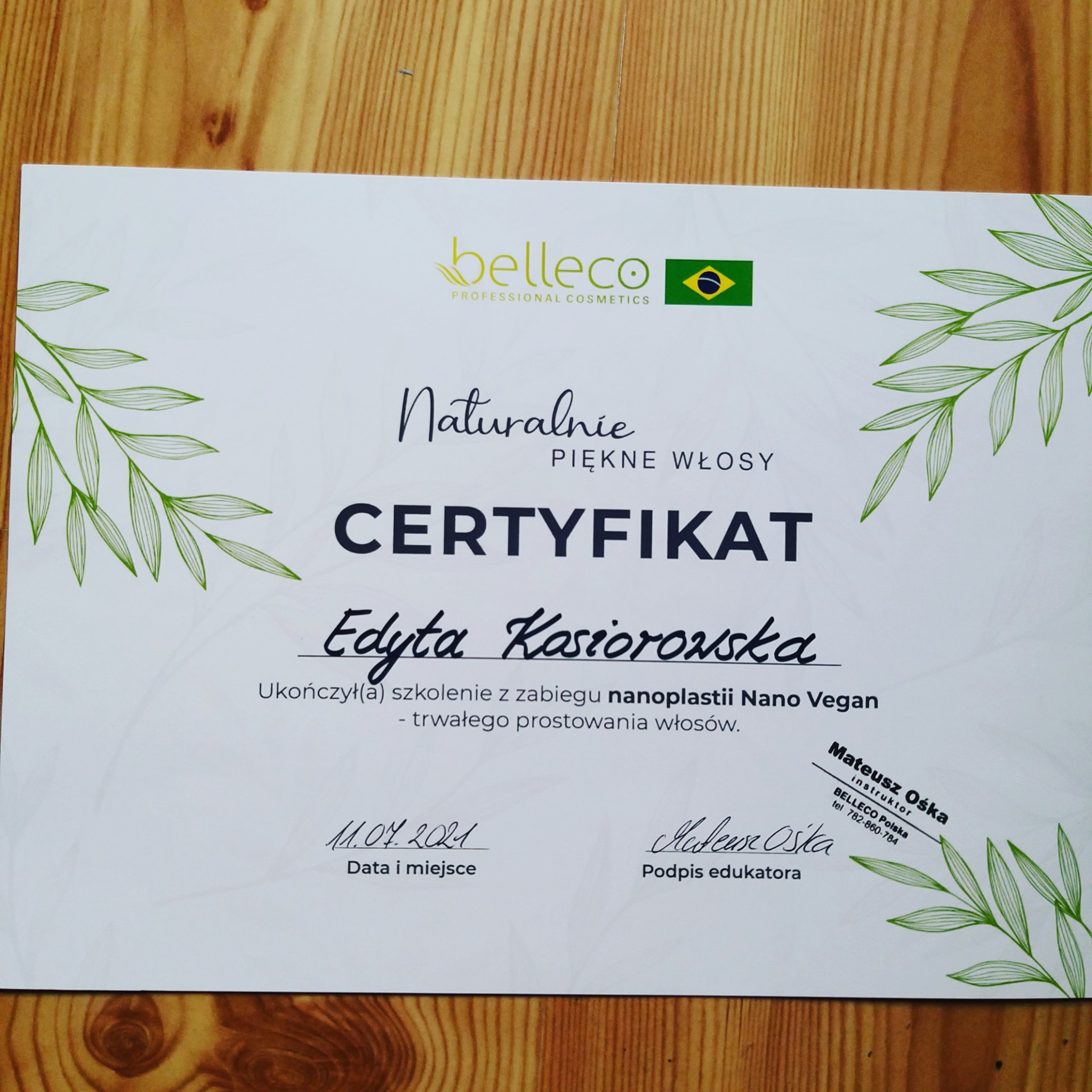 Certyfikat ukończenia szkolenia z nanoplastii Nano Vegan dla Edyty Kasiorowskiej, wydany przez Belleco Professional Cosmetics, z datą 11.07.2021 i podpisem edukatora Mateusza Ośki, ozdobiony...