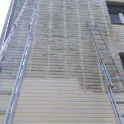 ECO-TECH Przemysław Szubert - Dwie aluminiowe drabiny opierają się o elewację budynku z sidingu, widoczne ślady czyszczenia i pozostałości brudu, okna z roletami w tle.