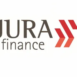 Logo firmy Jura Finance z napisem w kolorze grafitowym i symbolem graficznym w odcieniach czerwieni, na białym tle.