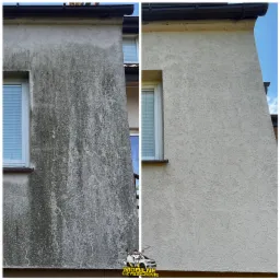 Porównanie fragmentu elewacji budynku przed i po czyszczeniu, z widoczną różnicą w kolorze i usunięciu zabrudzeń.