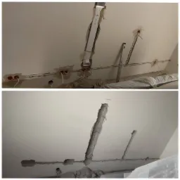 Dwa ujęcia tej samej sufitowej instalacji elektrycznej w trakcie prac: górne pokazuje kable w korytkach i puszkach, dolne - bruzdy zalane gipsem.