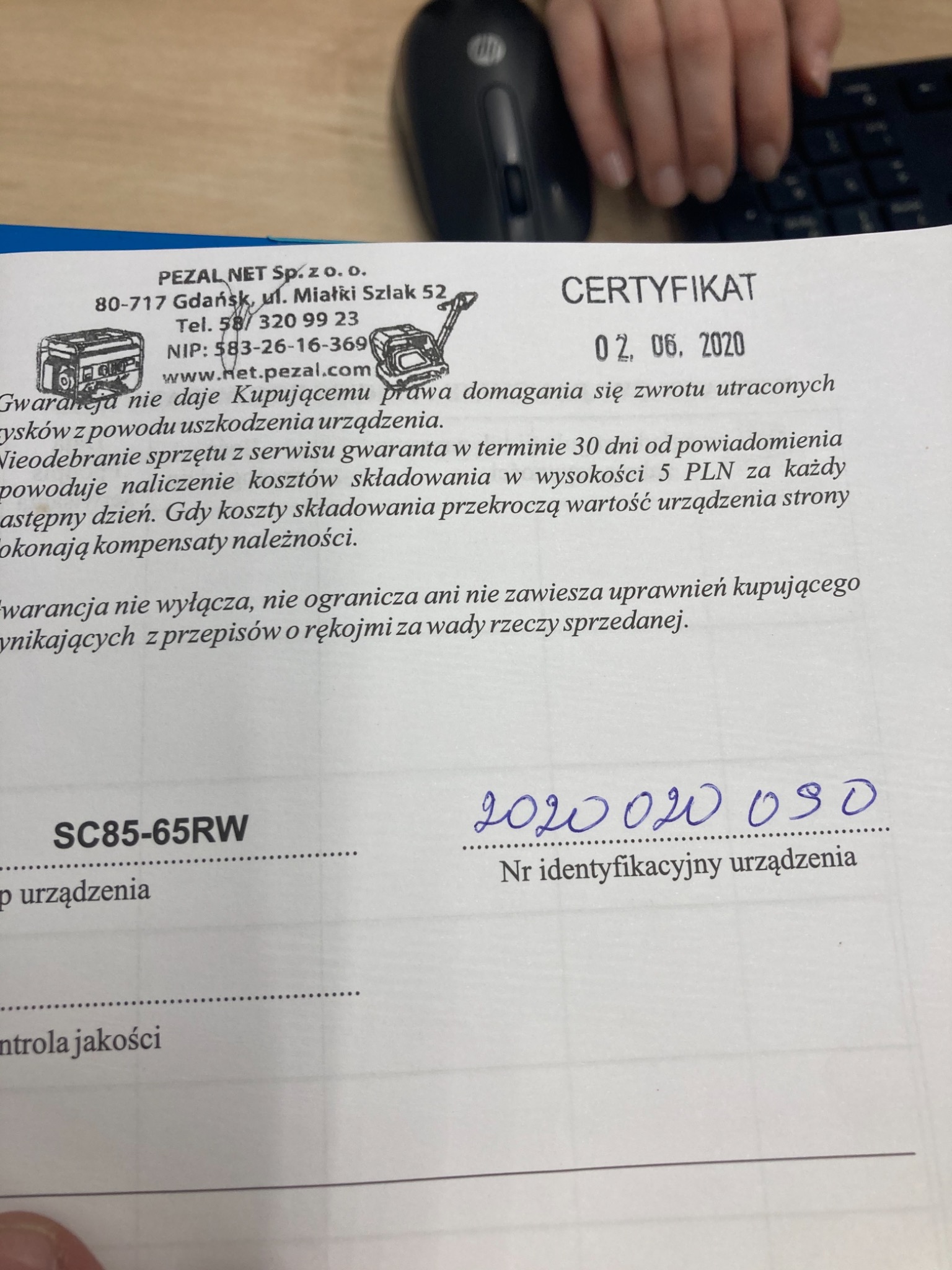 Częściowy widok certyfikatu firmy Pezal Net Sp. z o.o. z Gdańska, datowany na 2 czerwca 2020 roku, z numerem identyfikacyjnym urządzenia wpisanym odręcznie niebieskim długopisem.