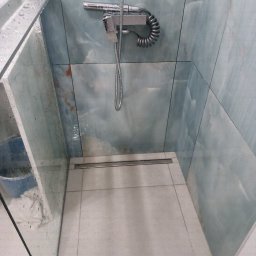 J.S.Project - Nowoczesna kabina prysznicowa z chromowaną armaturą, wykończona płytkami imitującymi onyks, z odpływem liniowym i szklanymi ściankami, widok z góry.