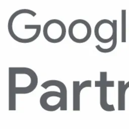 Logo Google Cloud Partner z kolorowym symbolem chmury złożonym z czterech segmentów: czerwonego, żółtego, zielonego i niebieskiego.