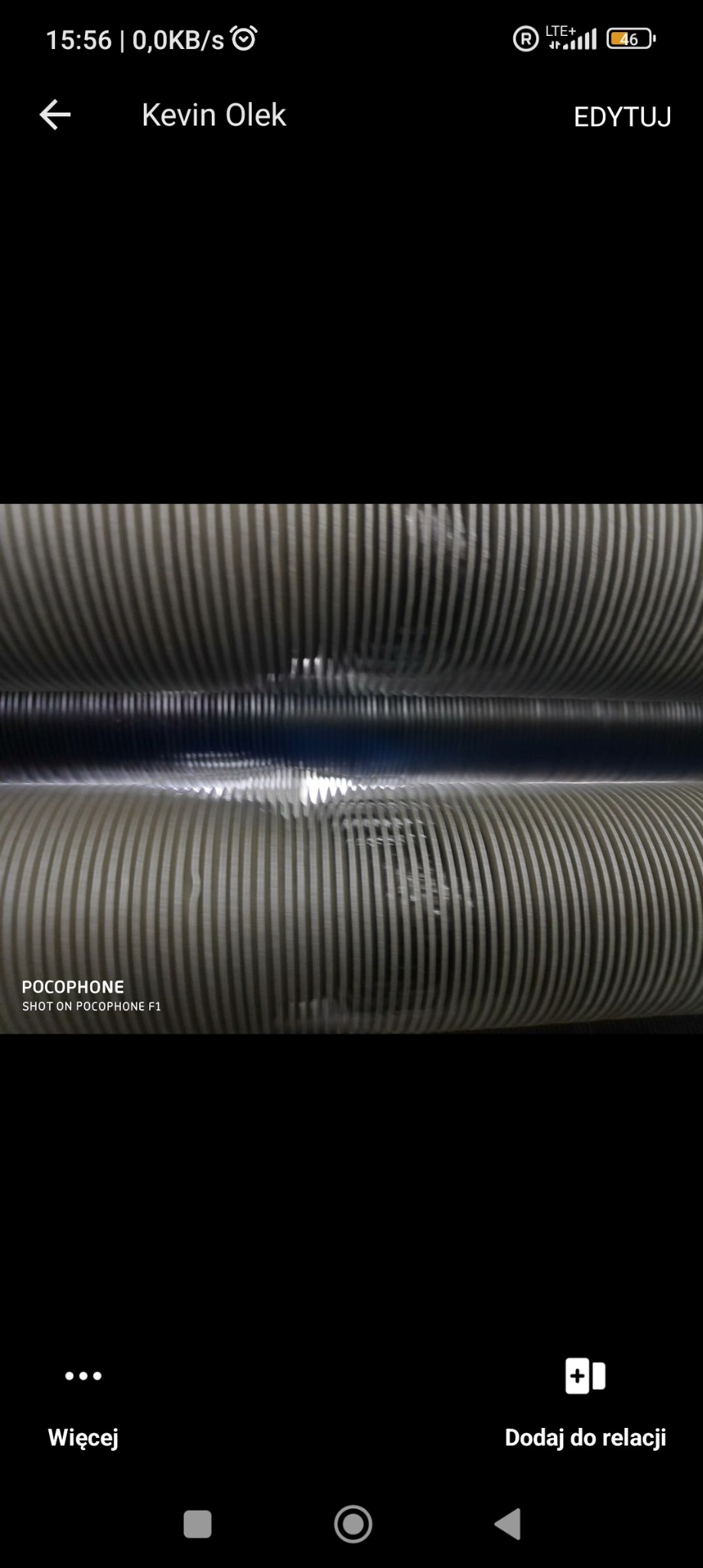 Zbliżenie na metalowe, żłobkowane walce maszyny. Widoczne ślady użytkowania i refleksy świetlne. Zdjęcie wykonane telefonem POCOPHONE F1.