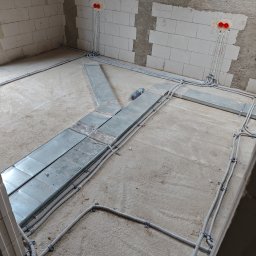 Pro Light Instalacje Elektryczne Łukasz Czajka - Przewody prowadzone po posadzce w peszlu lub korytach kablowych metalowych