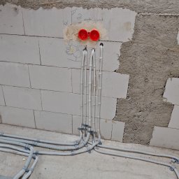 Pro Light Instalacje Elektryczne Łukasz Czajka - Przewody prowadzone po posadzce w peszlu lub korytach kablowych metalowych, sposobem natynkowym lub podtynkowym