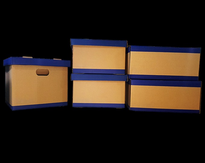 Kartonowe pudła z niebieskimi elementami, jedno z uchwytem, ustawione na czarnym tle.