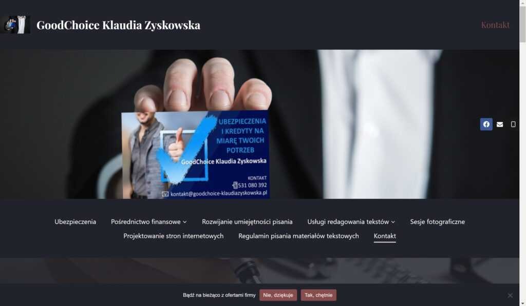 Fragment strony internetowej z widocznym menu, logo firmy GoodChoice Klaudia Zyskowska i dłonią trzymającą wizytówkę z ofertą ubezpieczeń i kredytów.