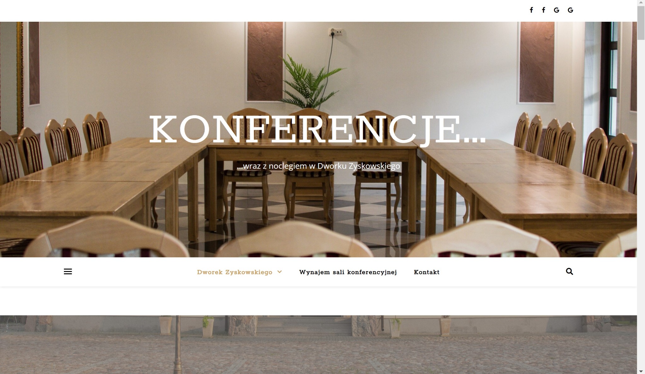 Sala konferencyjna z długim drewnianym stołem i krzesłami w Dworku Zyskowskiego, roślina doniczkowa na stole, minimalistyczny wystrój.