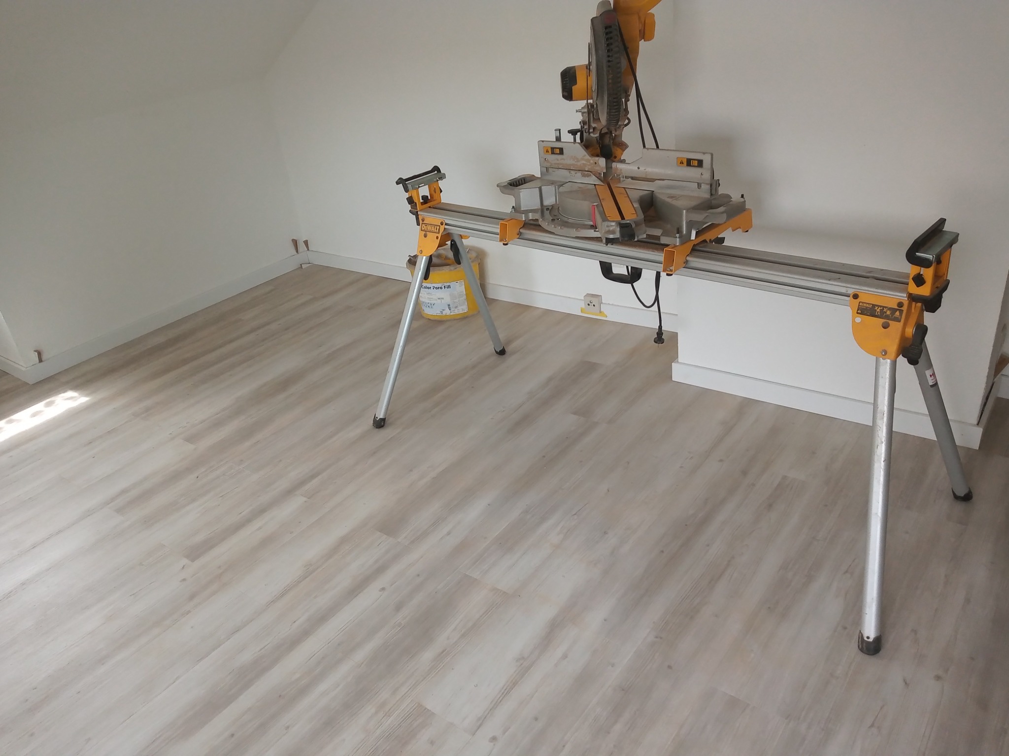 Układanie paneli, montaż listew