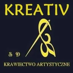 Logo firmy 'Kreativ', przedstawiające igłę z nitką stylizowaną na literę 'S', poniżej napis 'S D Krawiectwo Artystyczne', całość w kolorze żółtym na ciemnoniebieskim tle.