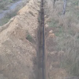 wykopy pod linie kablowa, wodną ,gazową,swiatłowodową.